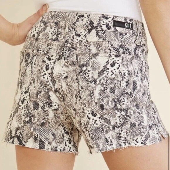 💙 Kut from the Kloth Gidget High Rise Snake Print Cut Off Shorts Women’s Size 0 - Picture 2 of 16